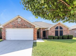 628 Oak View Ct, Azle, TX 76020