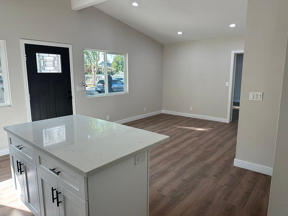 Open flor concept. High ceilings.