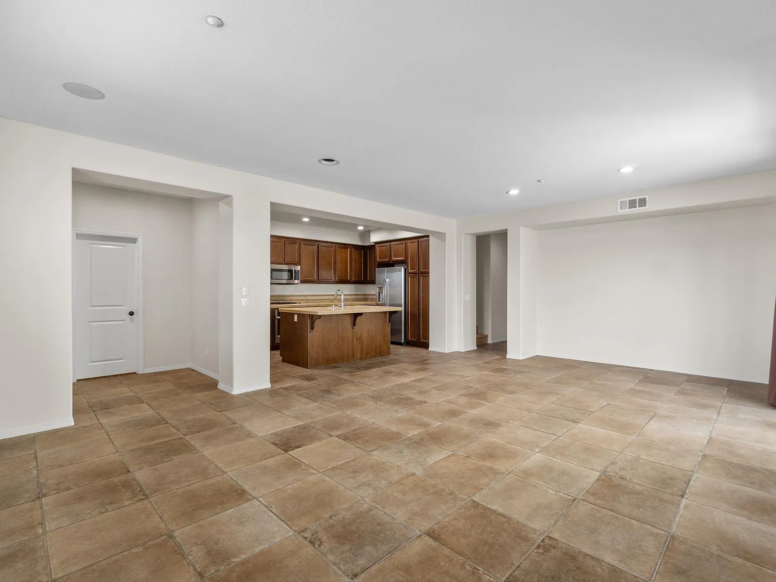 3 bed, 2.5 bath, 1860 sqft, $4,000 — Photo 4