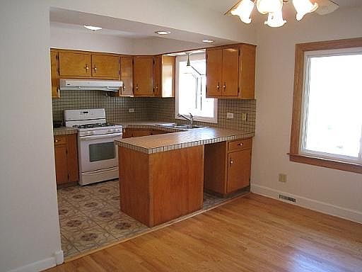 2nd image of 38 W Adams St