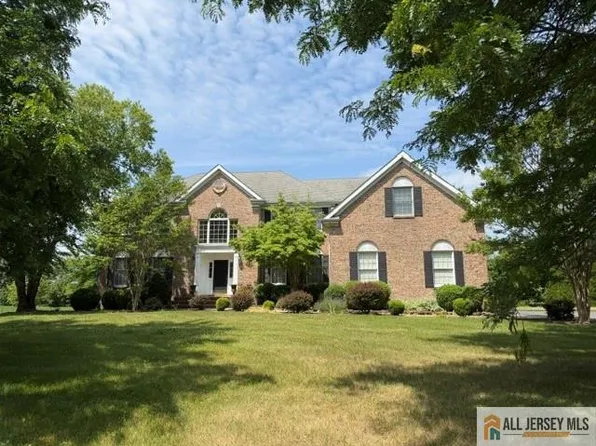 4 Applegate Ct, Cranbury, NJ 08512