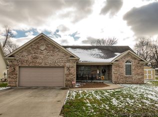 393 Lakeshore Dr, Scottsburg, IN