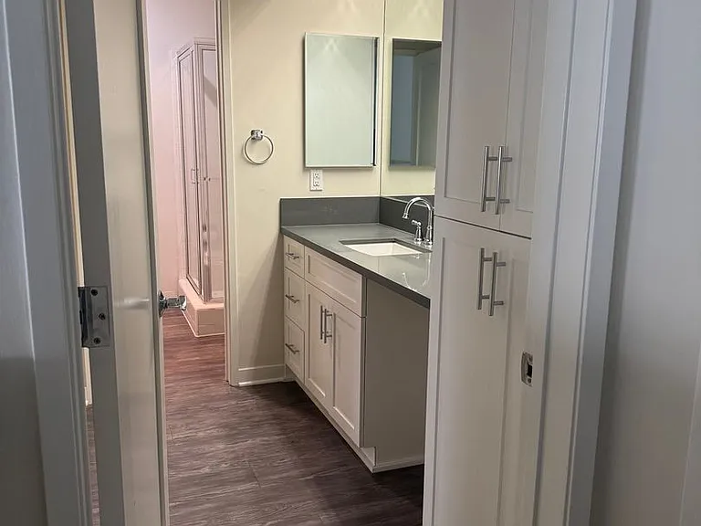 Windsor Place Apartments — Photo 19