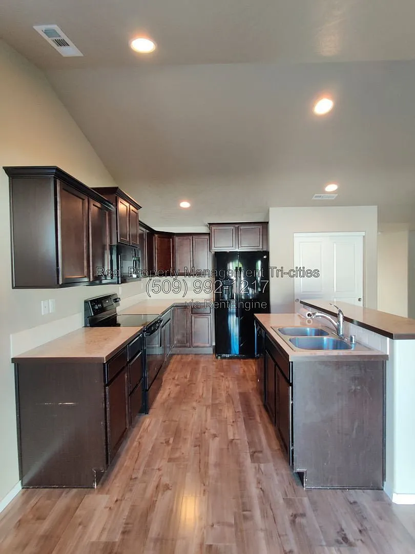 3 bed, 2.0 bath, 1385 sqft, $2,295 — Photo 3