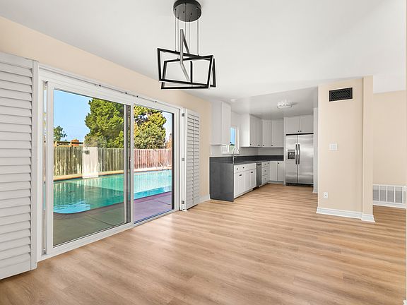 Dining room with a view to the pool