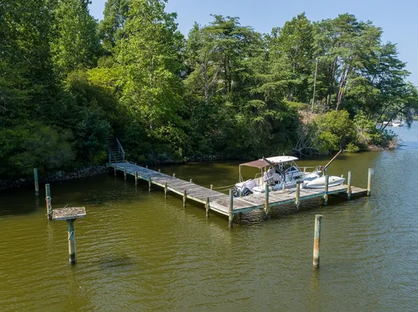 69 Heron Point Ln, Hartfield, VA 23071