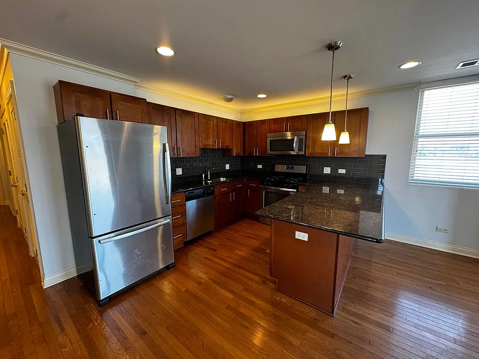 1334 W Morse Ave #203