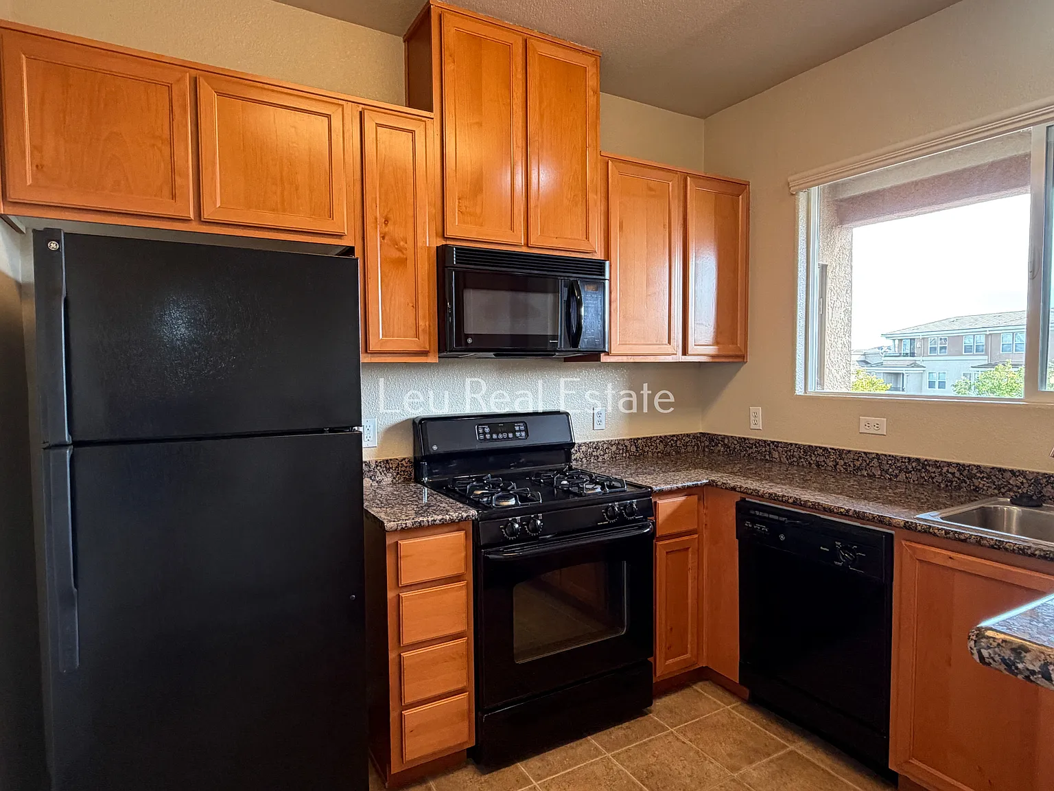 2 bed, 1013 sqft, $2,300 — Photo 2