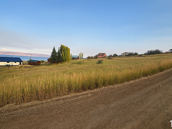 4th image of 702 Lakeside Dr