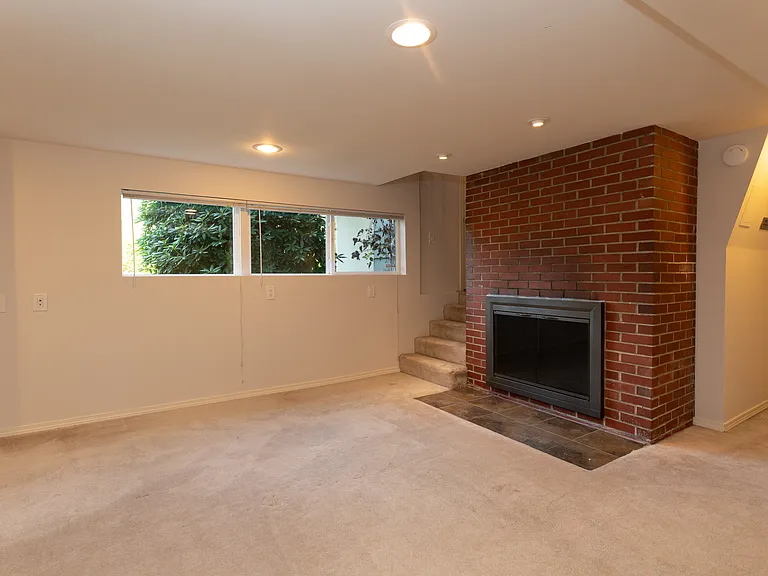 15323 SE 42nd St — Photo 33