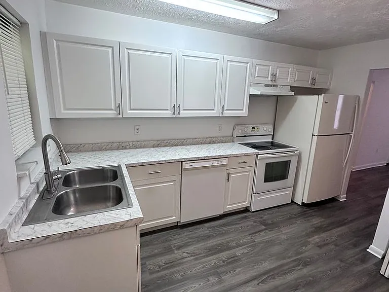 1944 Sunset Pl — Photo 6