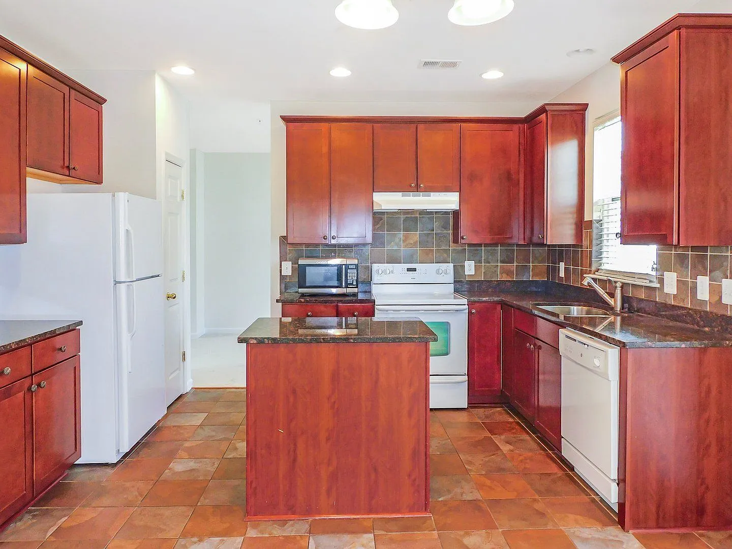 4 bed, 2.5 bath, 2116 sqft, $2,400 — Photo 2
