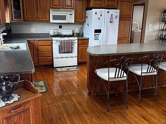 5th image of 10806 Maloian Dr
