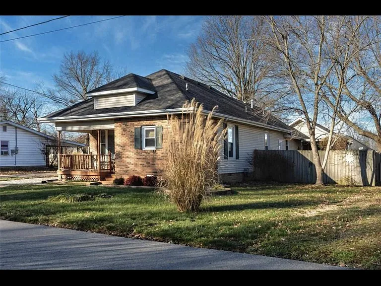 1706 W Chestnut St — Photo 1