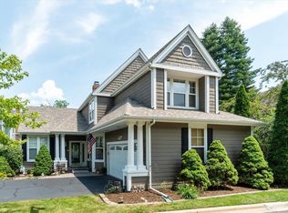 708 Viewpointe Dr, St Charles, IL 60174