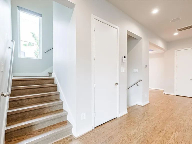 711 W Clay St — Photo 26
