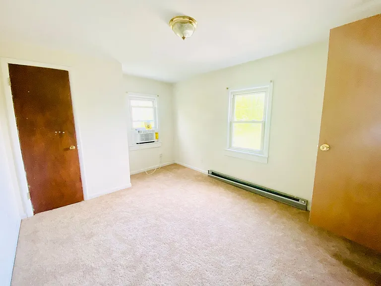 501 E Broad St — Photo 2