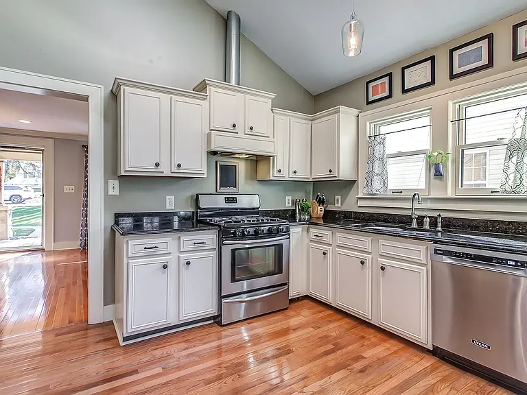 1415 Benjamin St — Photo 8