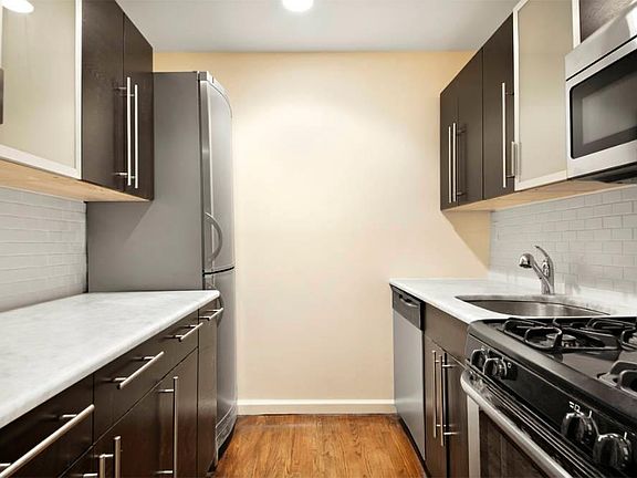 4th image of 213 E 77th St #4D