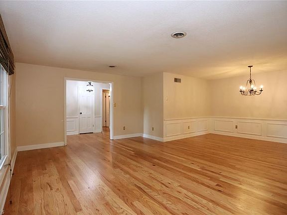 5th image of 836 Greenwood Dr