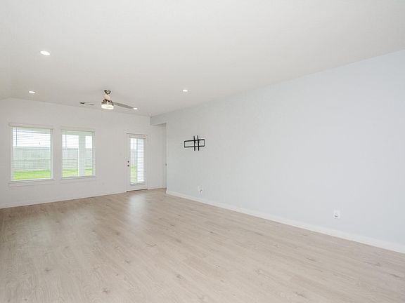 5th image of 1035 Vista Pointe Dr