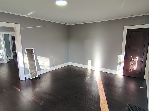 2nd image of 320 W Elm St #320