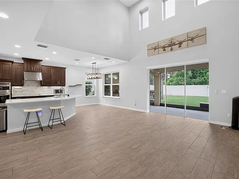 8016 Marbella Creek Ave — Photo 5