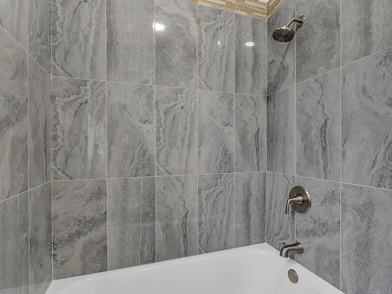 Bath tub