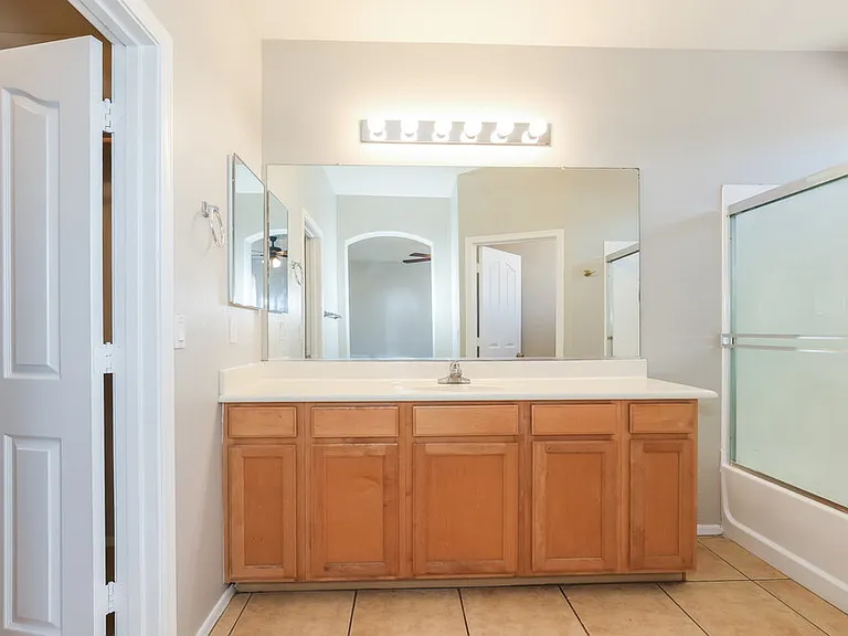 7805 S 68th Dr — Photo 10
