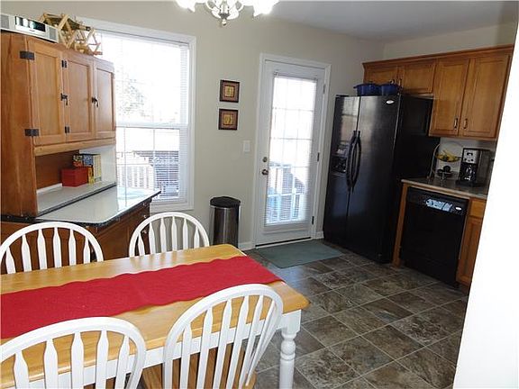 4th image of 975 Russet Dr
