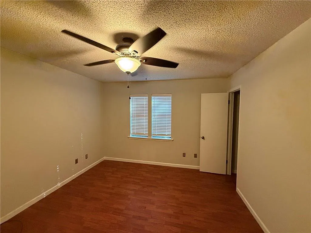 3 bed, 1.5 bath, 1230 sqft, $1,550 — Photo 4