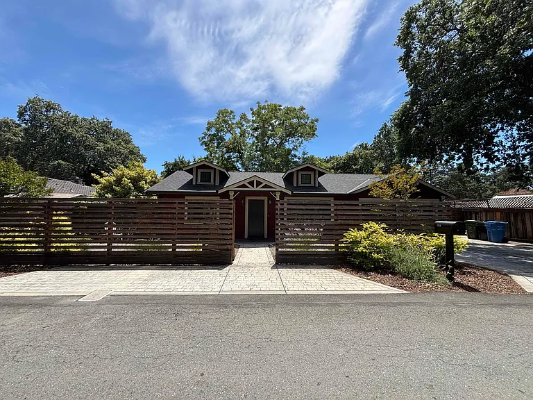 193 Alderwood Rd — Photo 17