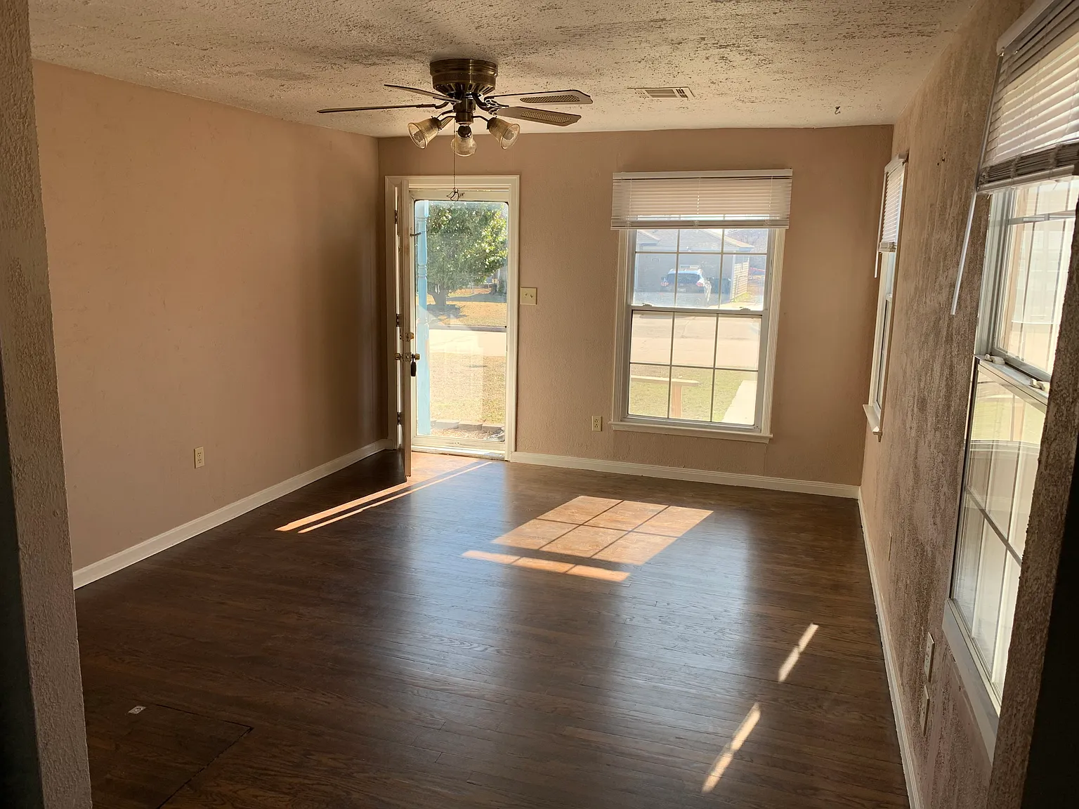 3 bed, 925 sqft, $1,100 — Photo 4