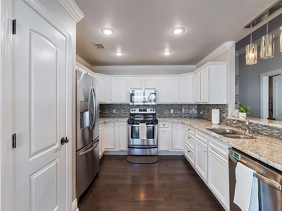 3rd image of 9804 Merlot Ln