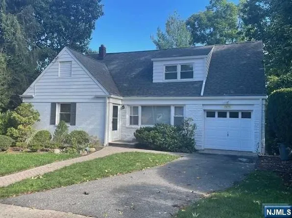 1171 E Laurelton Pkwy, Teaneck, NJ 07666