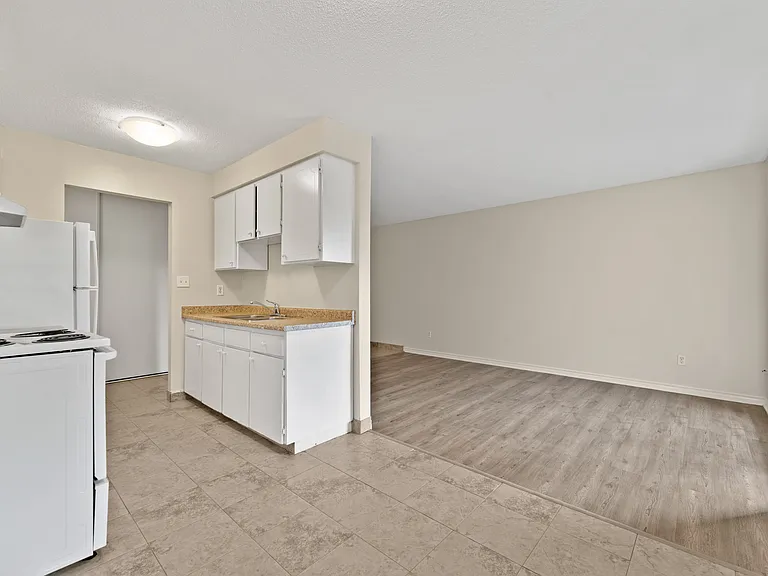 3262 Sandwich St — Photo 13