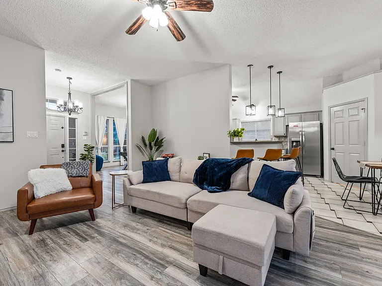 10313 Samantha Dr — Photo 4