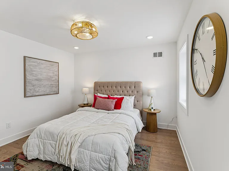 732 Harry St — Photo 22