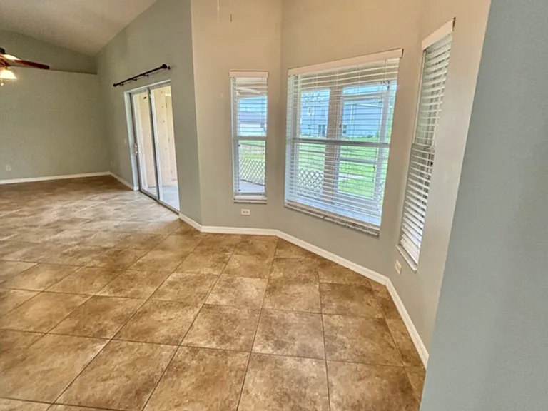 1405 Trafalgar Pkwy — Photo 24