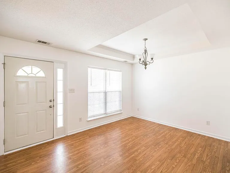 205 Wembley Dr — Photo 6