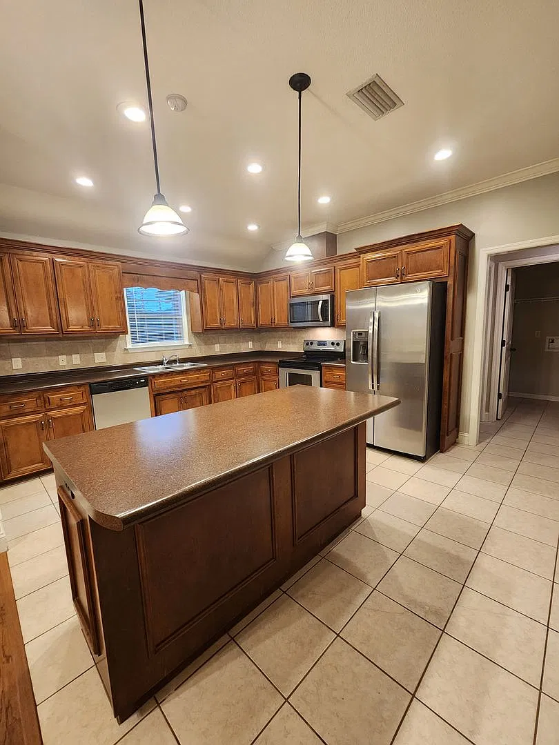 Spacious 4-Bedroom Home with Modern Amenities in Valdosta's Crestwood Subdivision - Privacy Fence! — Photo 3