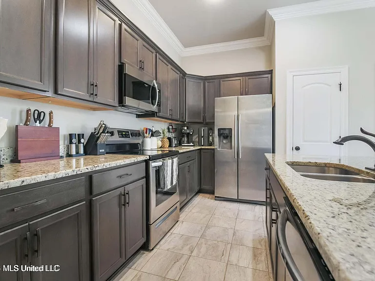3700 Victor Ln — Photo 7