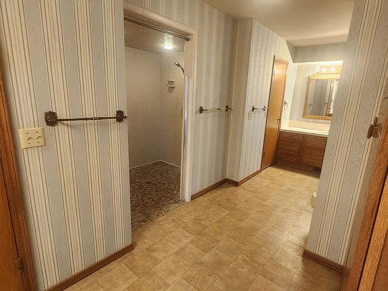 1811 Brookside Dr — Photo 10