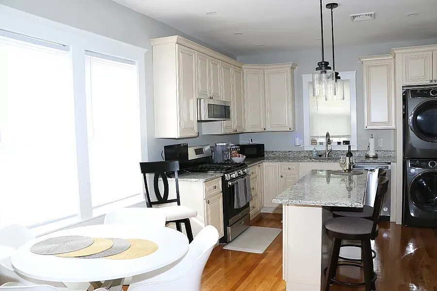 5 bed, 3000 sqft, $6,000 — Photo 2