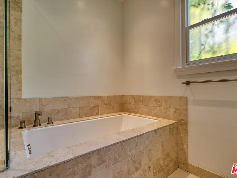 9011 Krueger St — Photo 15