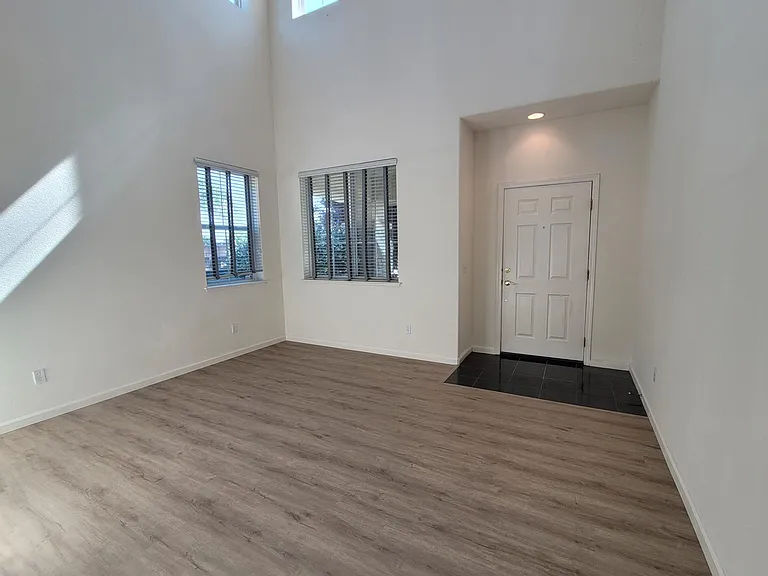 415 Zinnia Ct — Photo 4