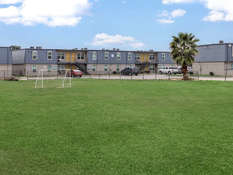 Valencia Grove Apartments — Photo 6