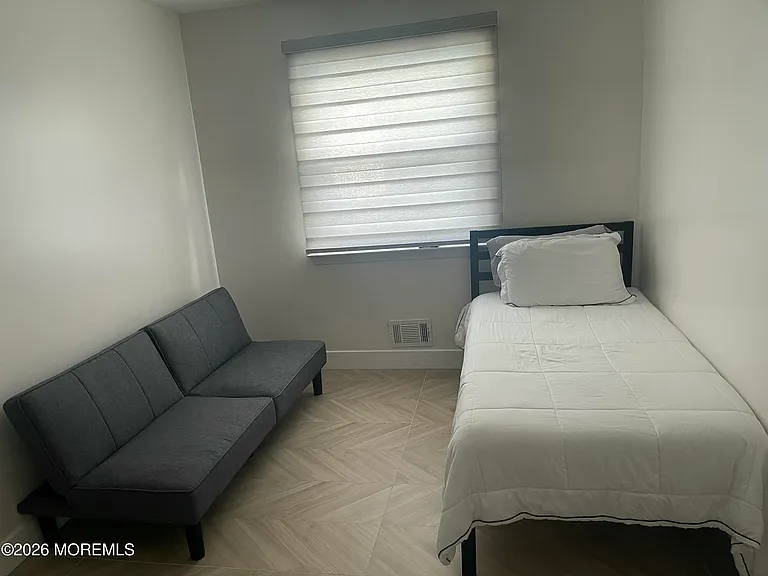 1202 Thomas Ave — Photo 10