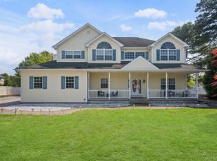 4 Taylor Ln, Medford, NY 11763
