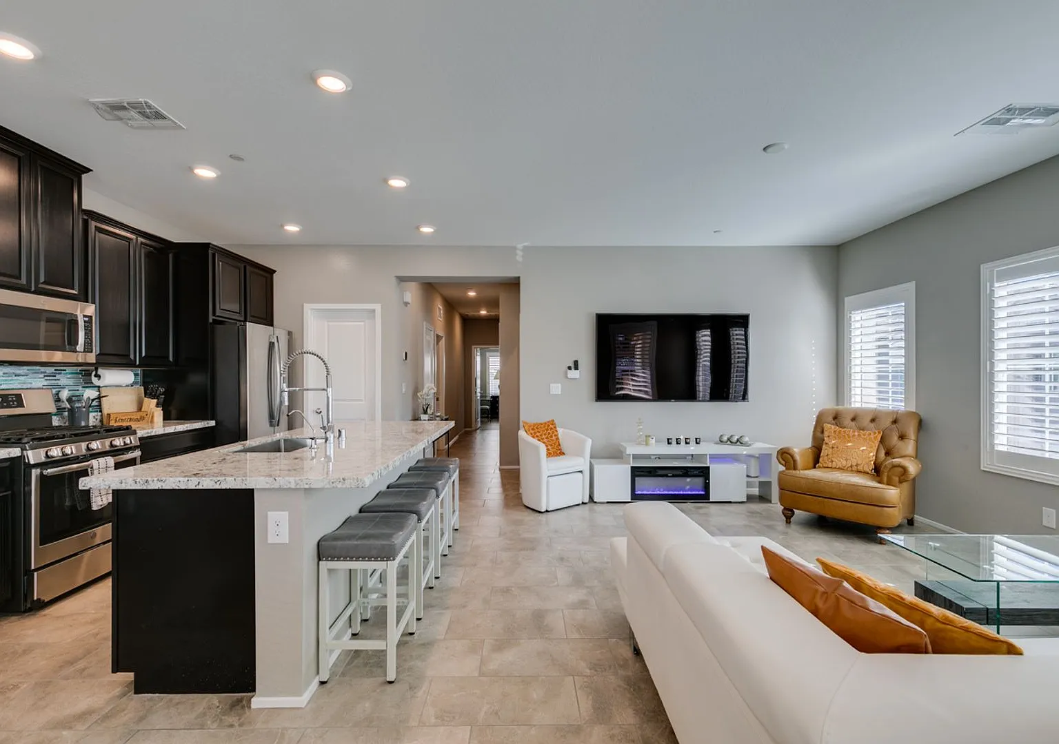 Luxury Fully Furnished 2Bed/2.5Bath Townhome in Gated Community — Photo 1
